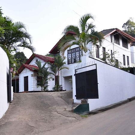 Antique Tourists Lodge Kandy Buitenkant foto