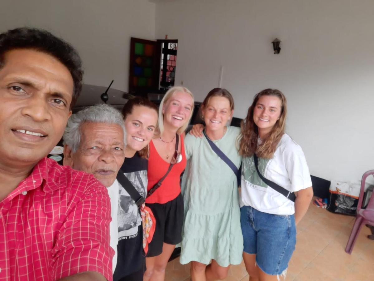 Antique Tourists Lodge Kandy Buitenkant foto