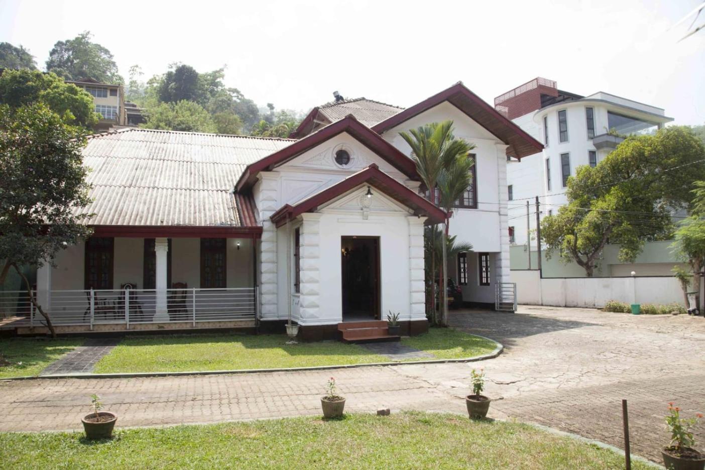 Antique Tourists Lodge Kandy Buitenkant foto