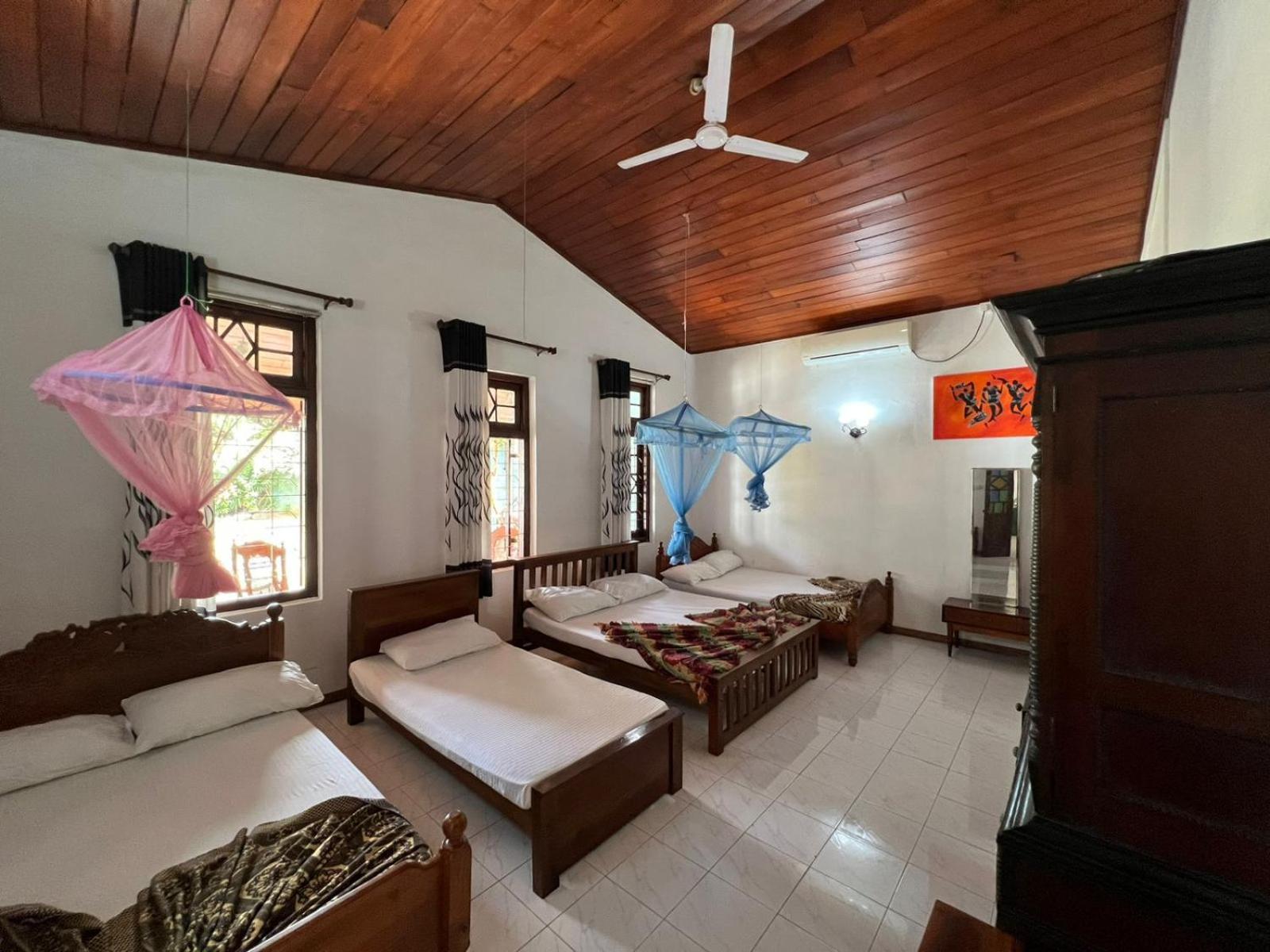 Antique Tourists Lodge Kandy Buitenkant foto