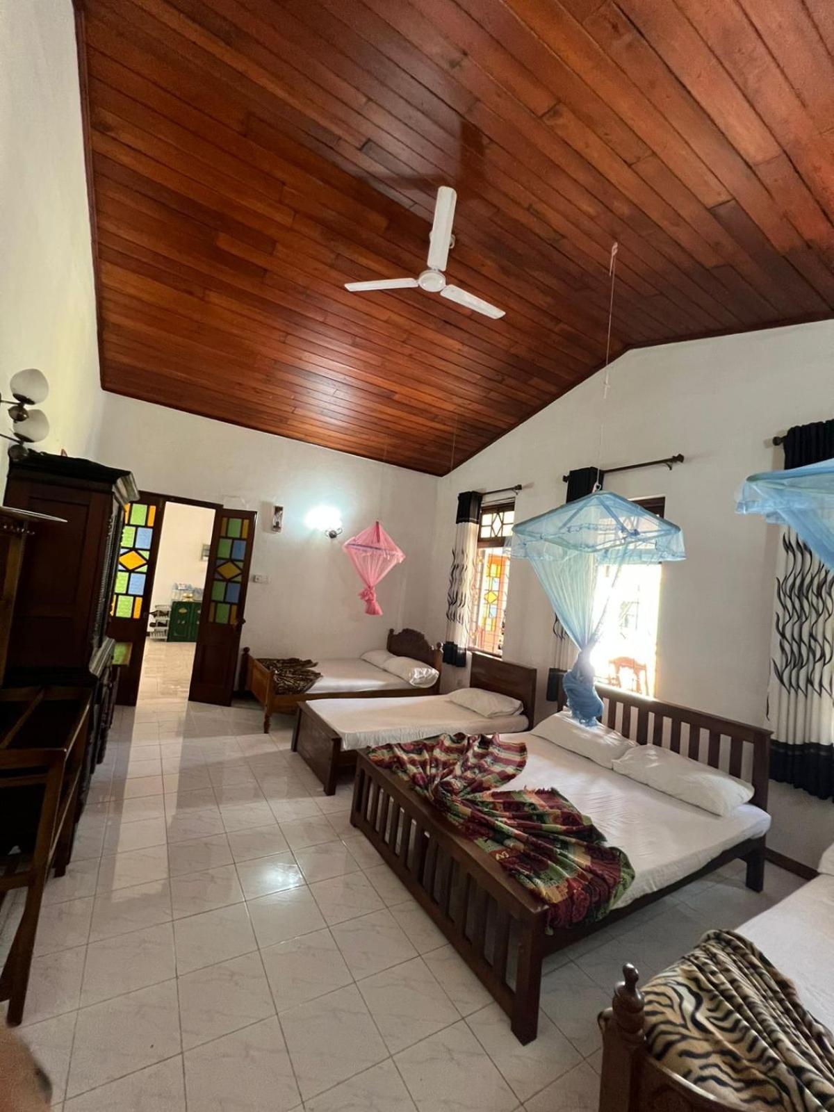 Antique Tourists Lodge Kandy Buitenkant foto
