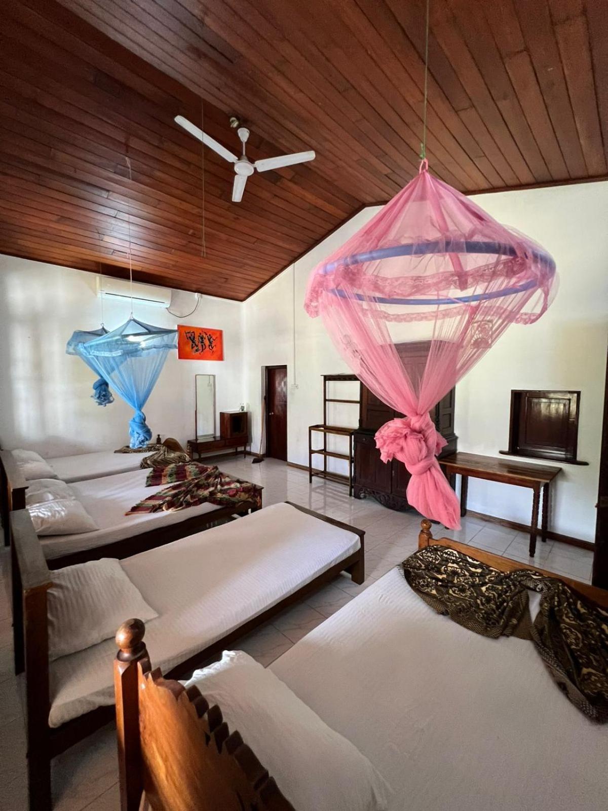 Antique Tourists Lodge Kandy Buitenkant foto