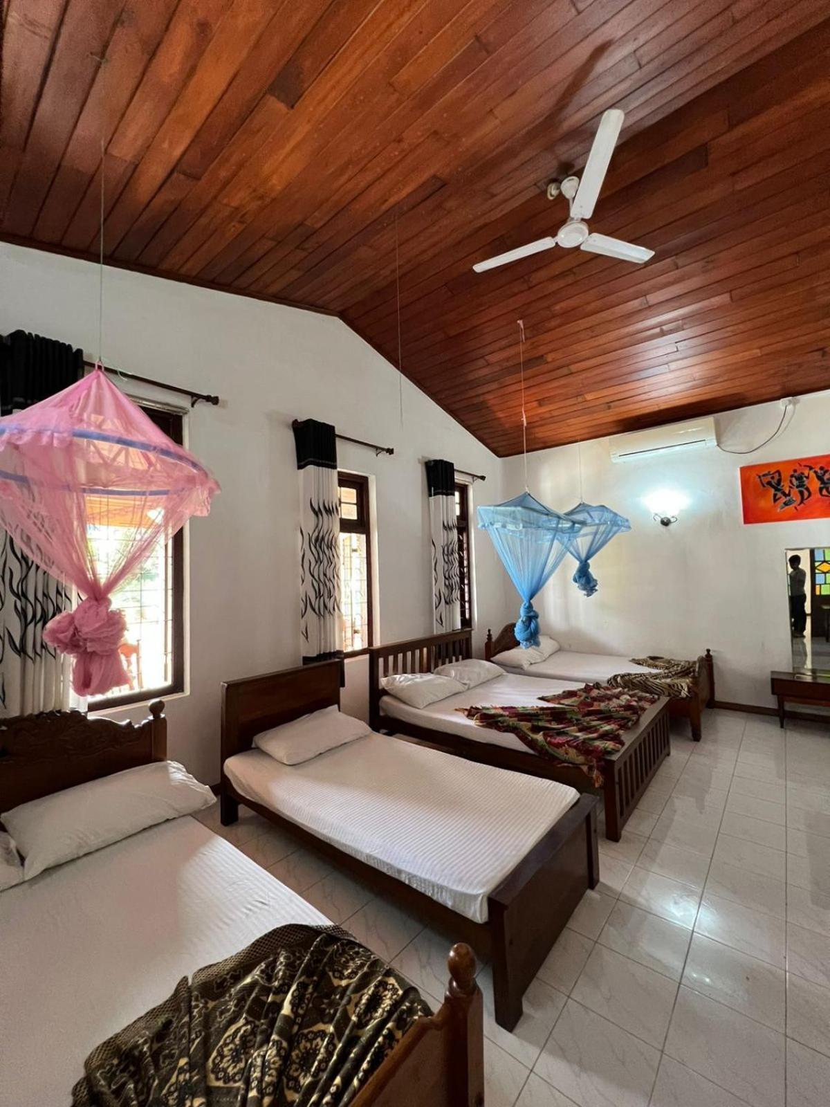 Antique Tourists Lodge Kandy Buitenkant foto