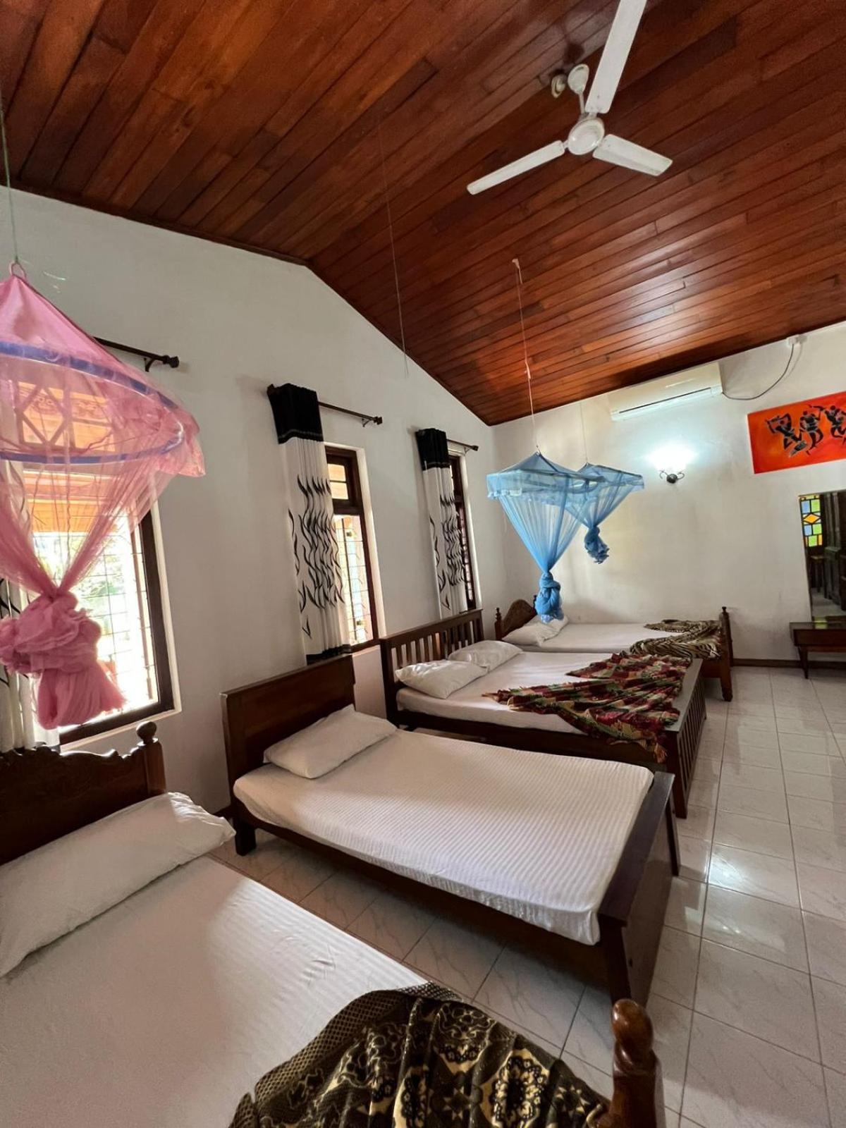 Antique Tourists Lodge Kandy Buitenkant foto