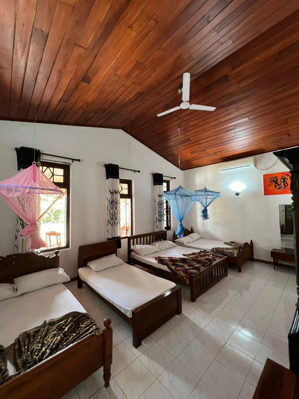 Antique Tourists Lodge Kandy Buitenkant foto