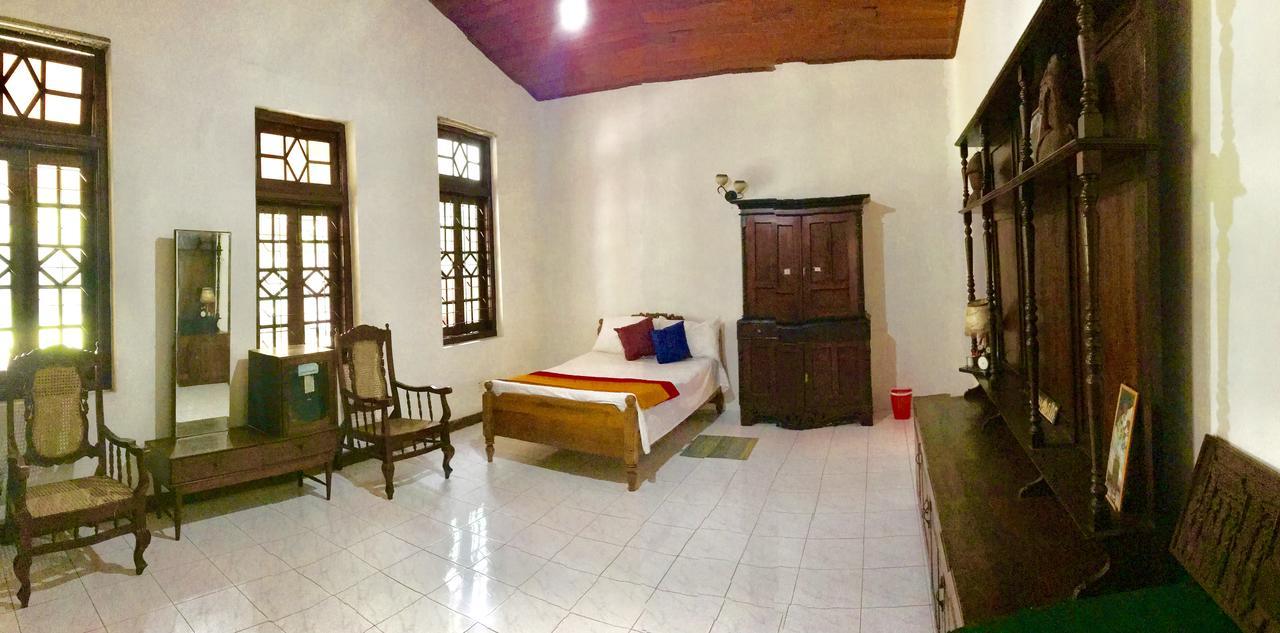 Antique Tourists Lodge Kandy Buitenkant foto