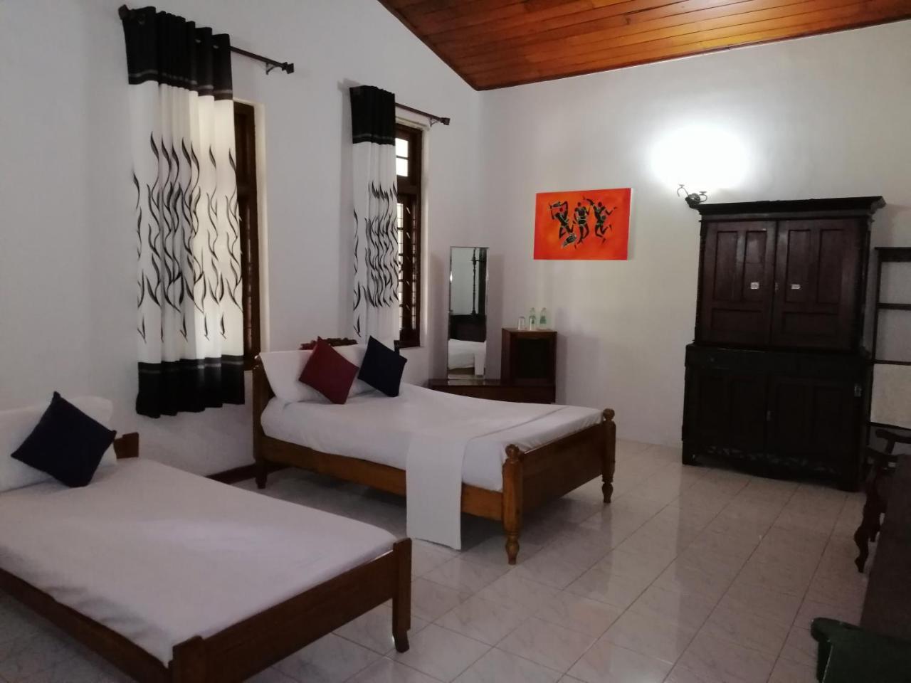 Antique Tourists Lodge Kandy Buitenkant foto