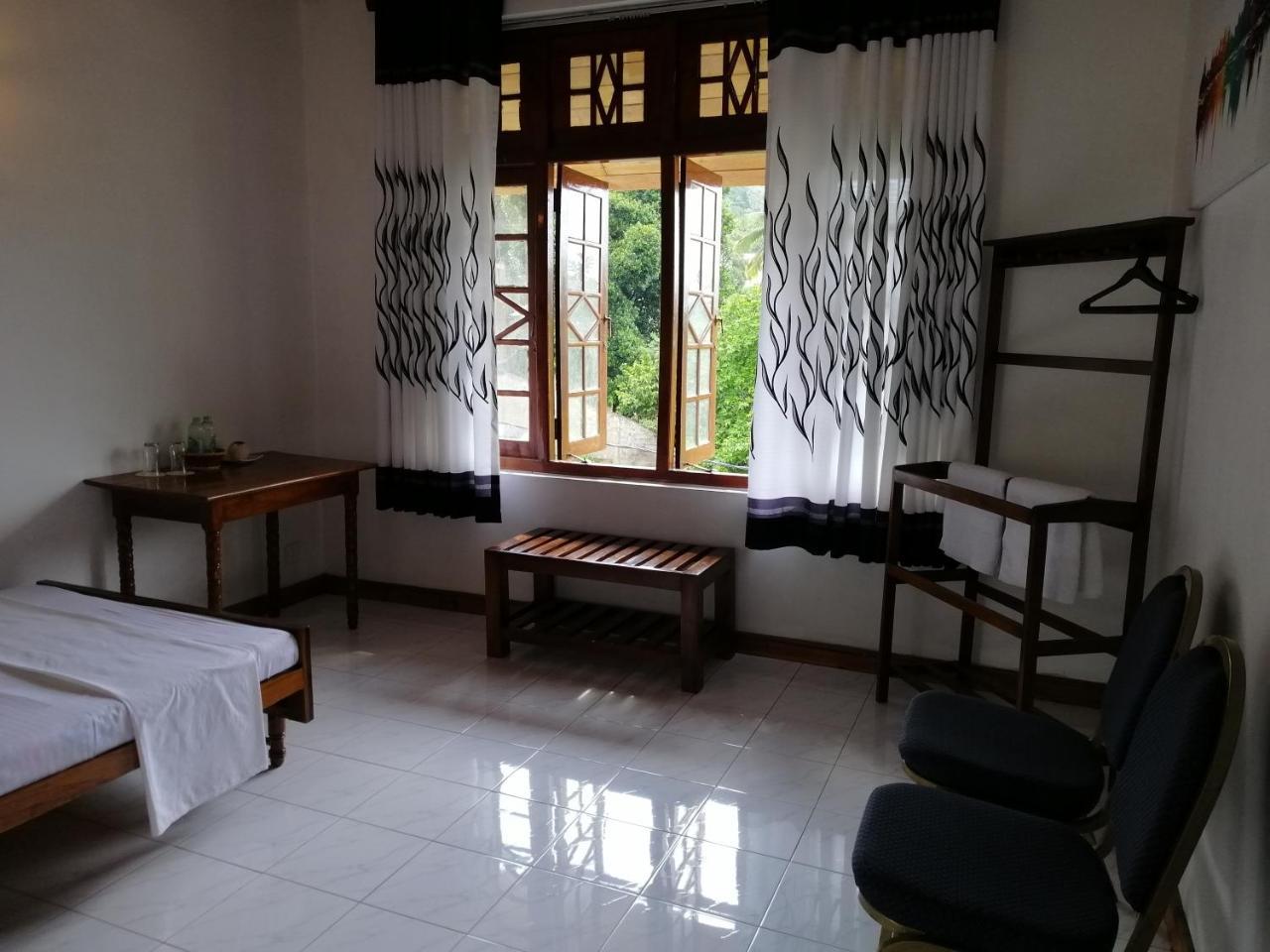 Antique Tourists Lodge Kandy Buitenkant foto