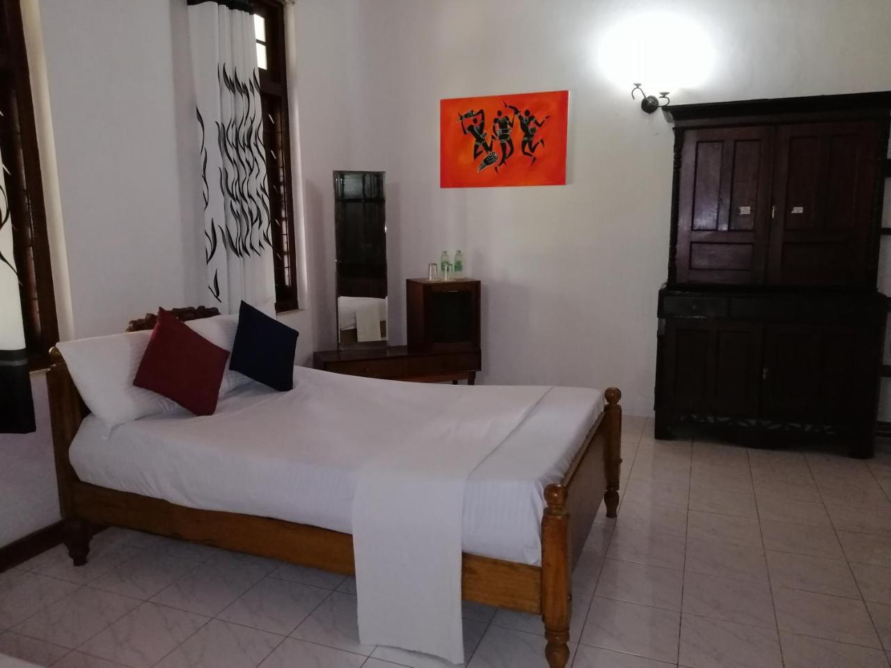 Antique Tourists Lodge Kandy Buitenkant foto