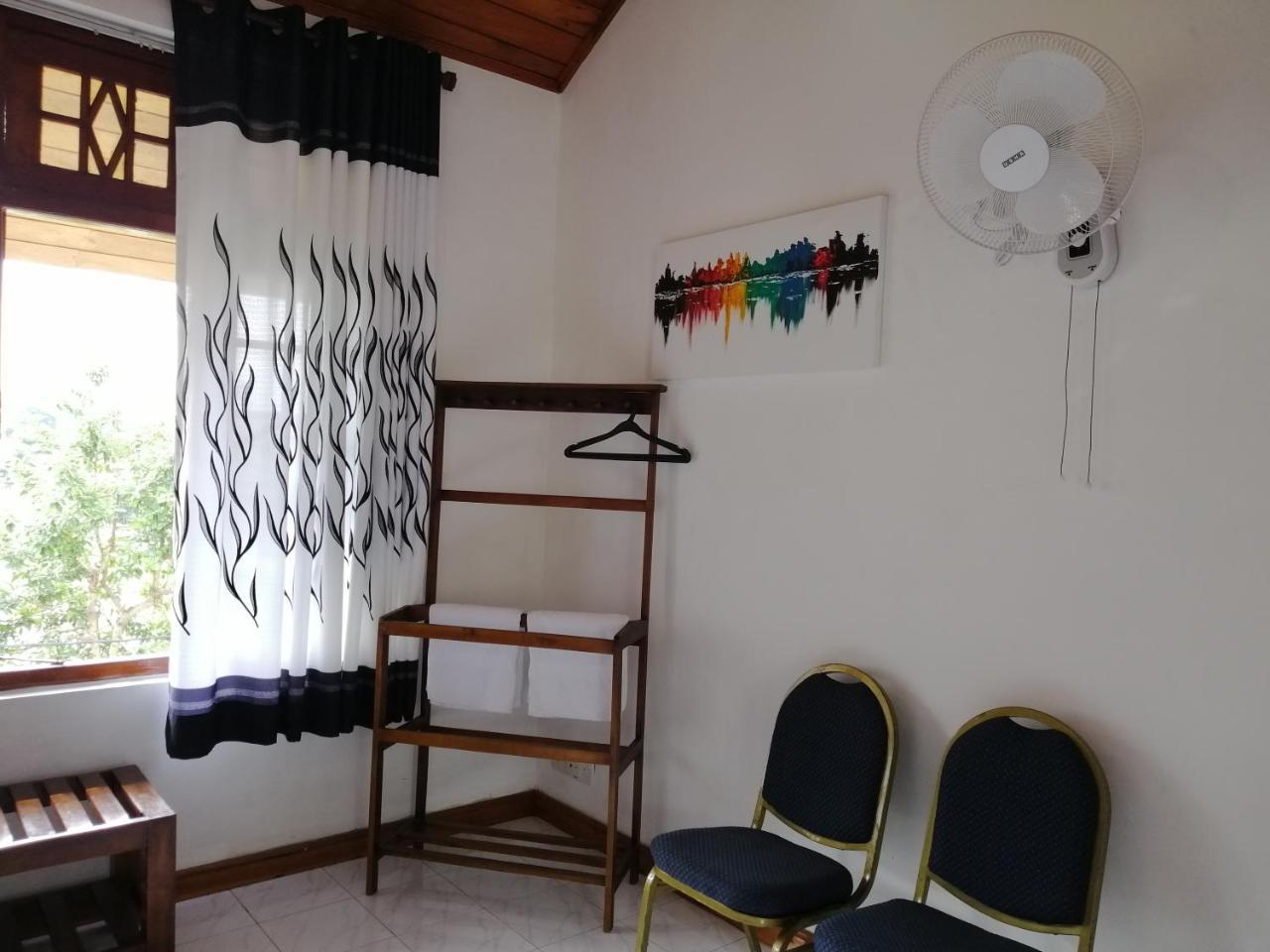 Antique Tourists Lodge Kandy Buitenkant foto