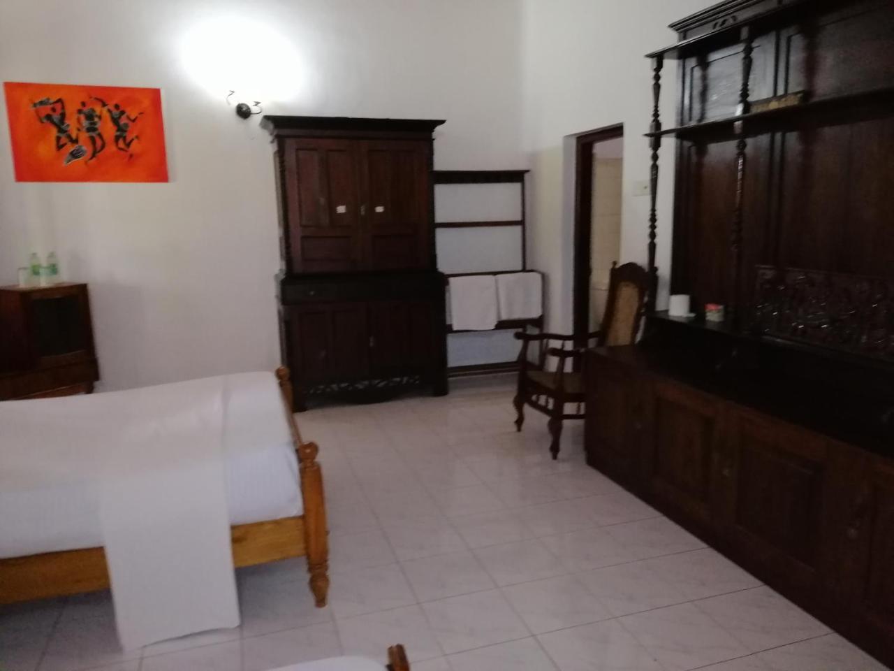 Antique Tourists Lodge Kandy Buitenkant foto