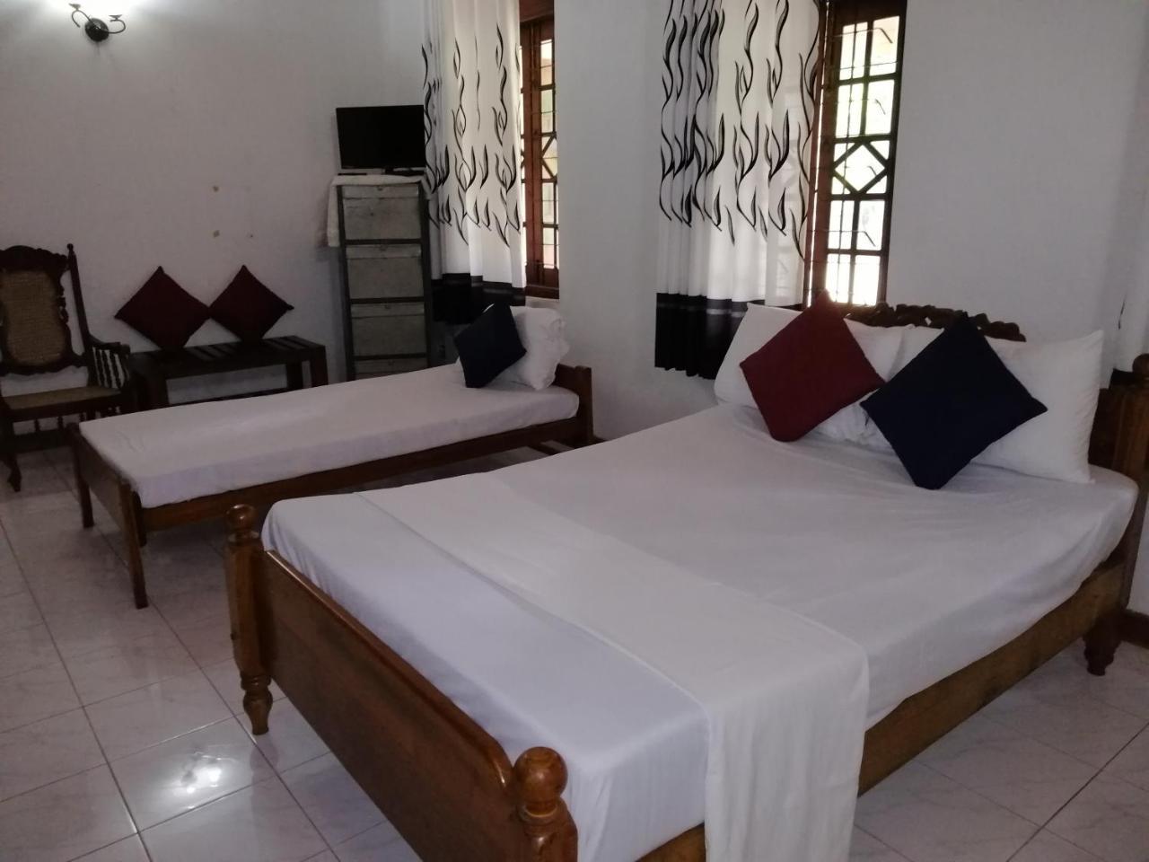 Antique Tourists Lodge Kandy Buitenkant foto