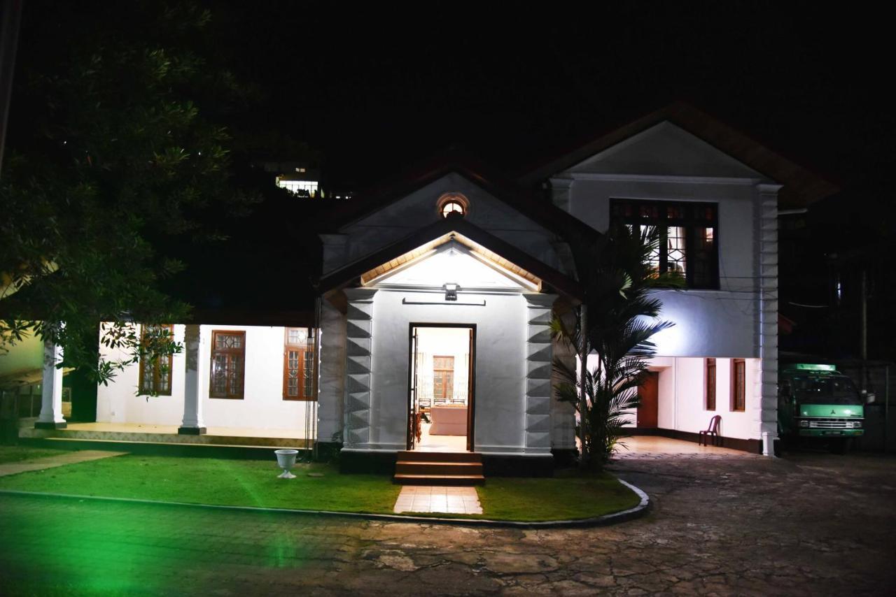 Antique Tourists Lodge Kandy Buitenkant foto