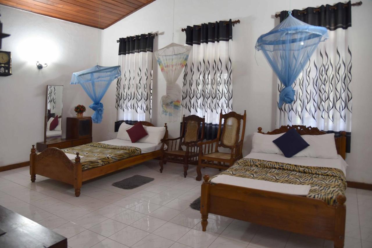Antique Tourists Lodge Kandy Buitenkant foto