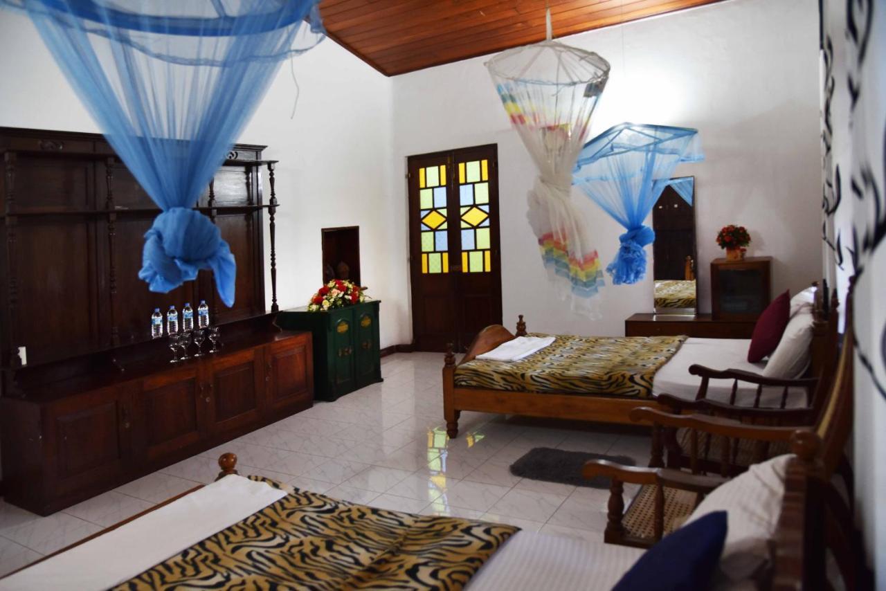 Antique Tourists Lodge Kandy Buitenkant foto