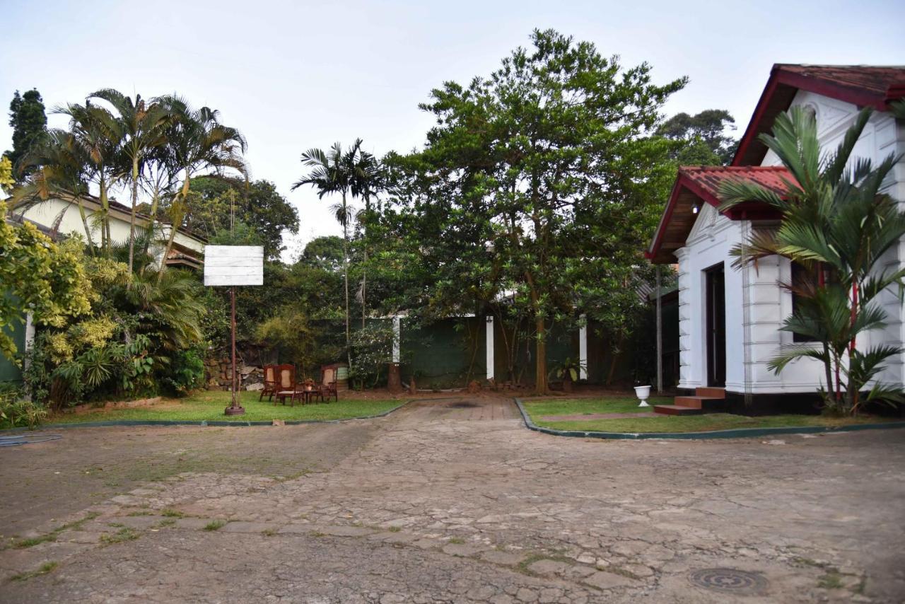 Antique Tourists Lodge Kandy Buitenkant foto