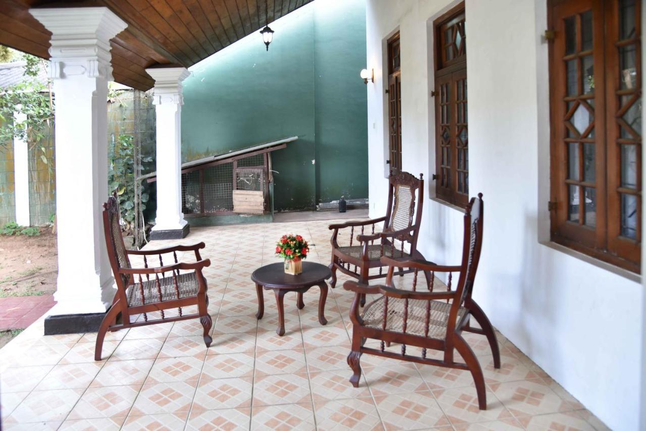 Antique Tourists Lodge Kandy Buitenkant foto