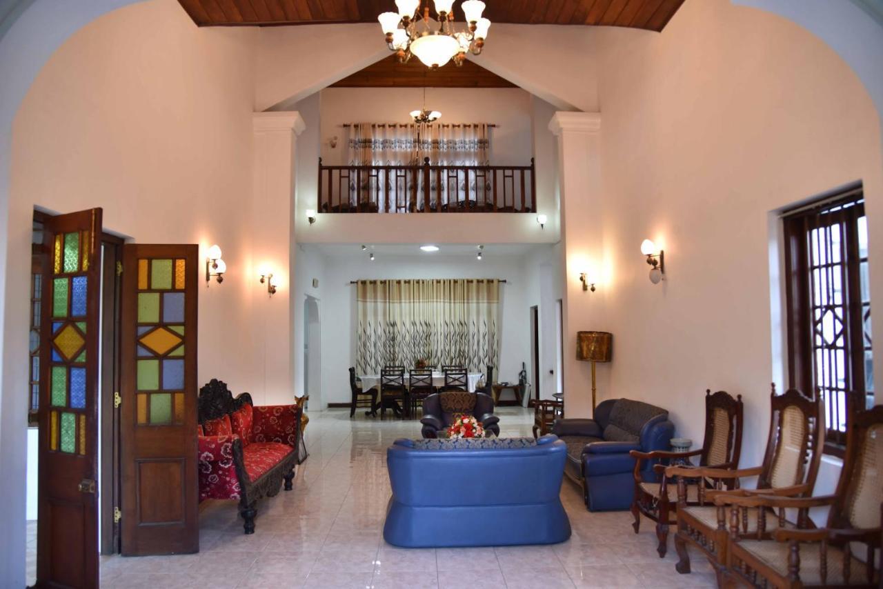 Antique Tourists Lodge Kandy Buitenkant foto