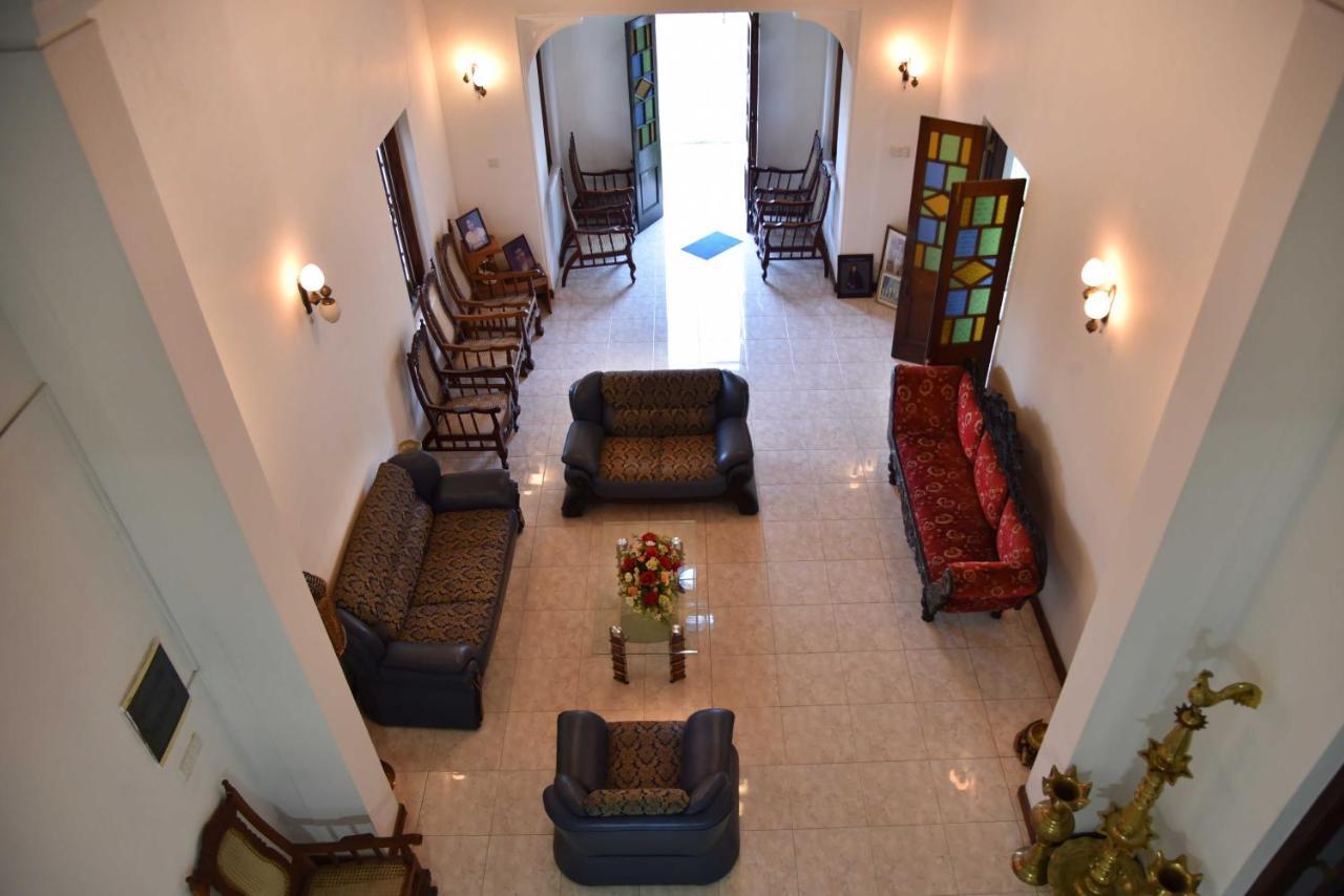 Antique Tourists Lodge Kandy Buitenkant foto