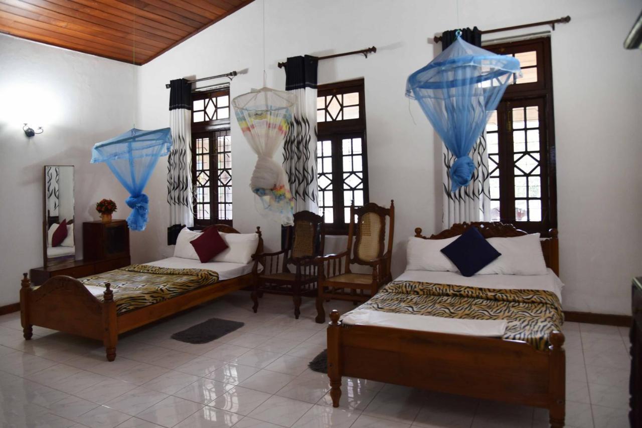 Antique Tourists Lodge Kandy Buitenkant foto