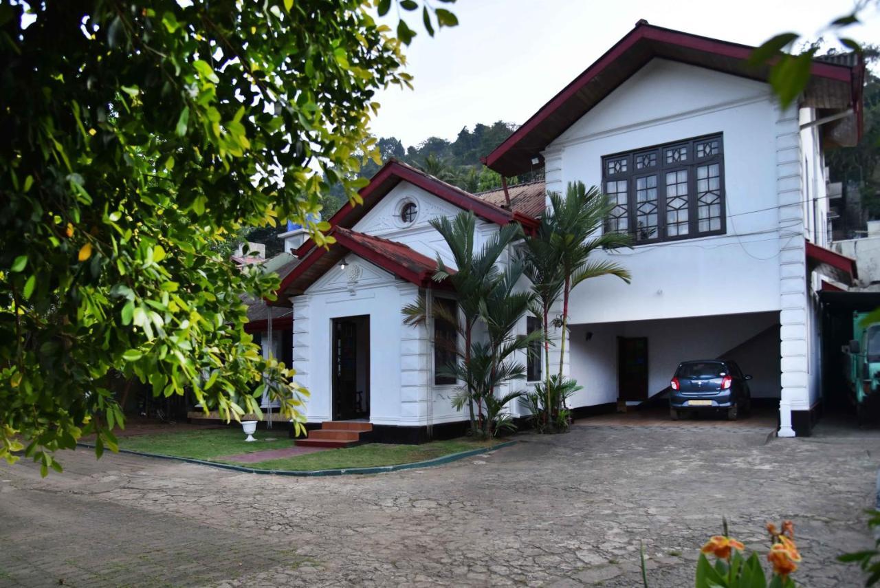 Antique Tourists Lodge Kandy Buitenkant foto