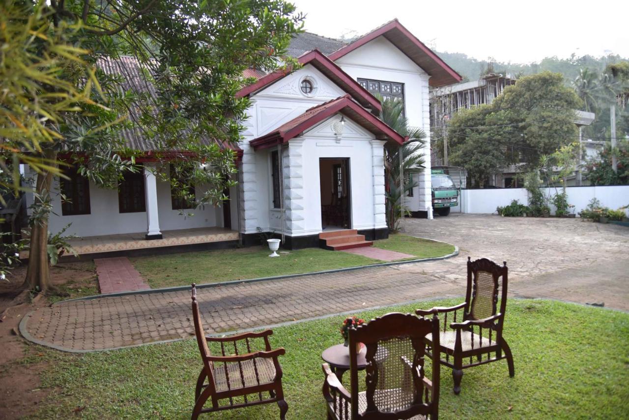 Antique Tourists Lodge Kandy Buitenkant foto