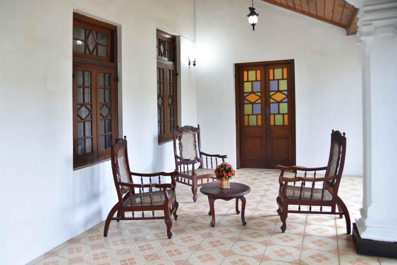 Antique Tourists Lodge Kandy Buitenkant foto