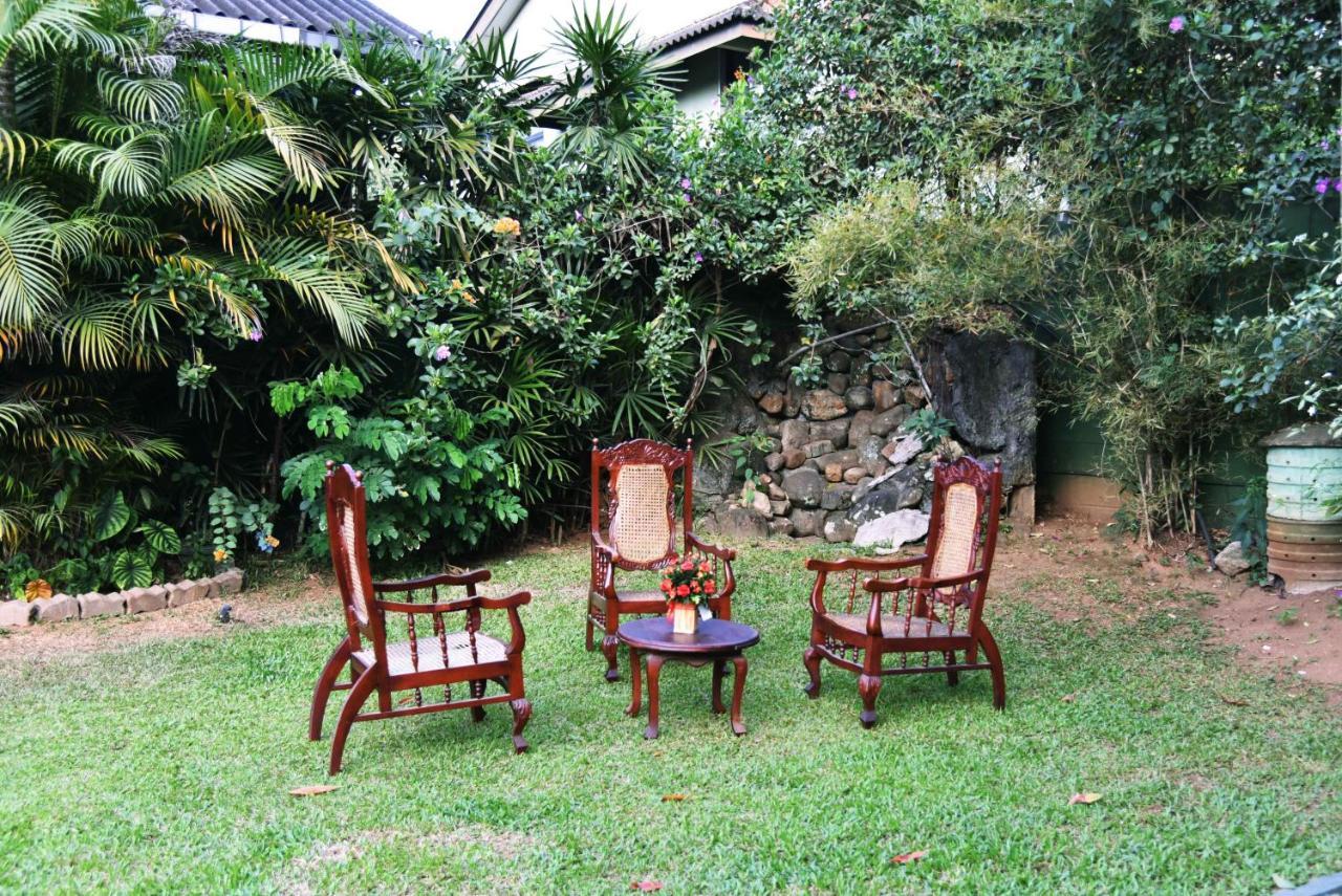 Antique Tourists Lodge Kandy Buitenkant foto
