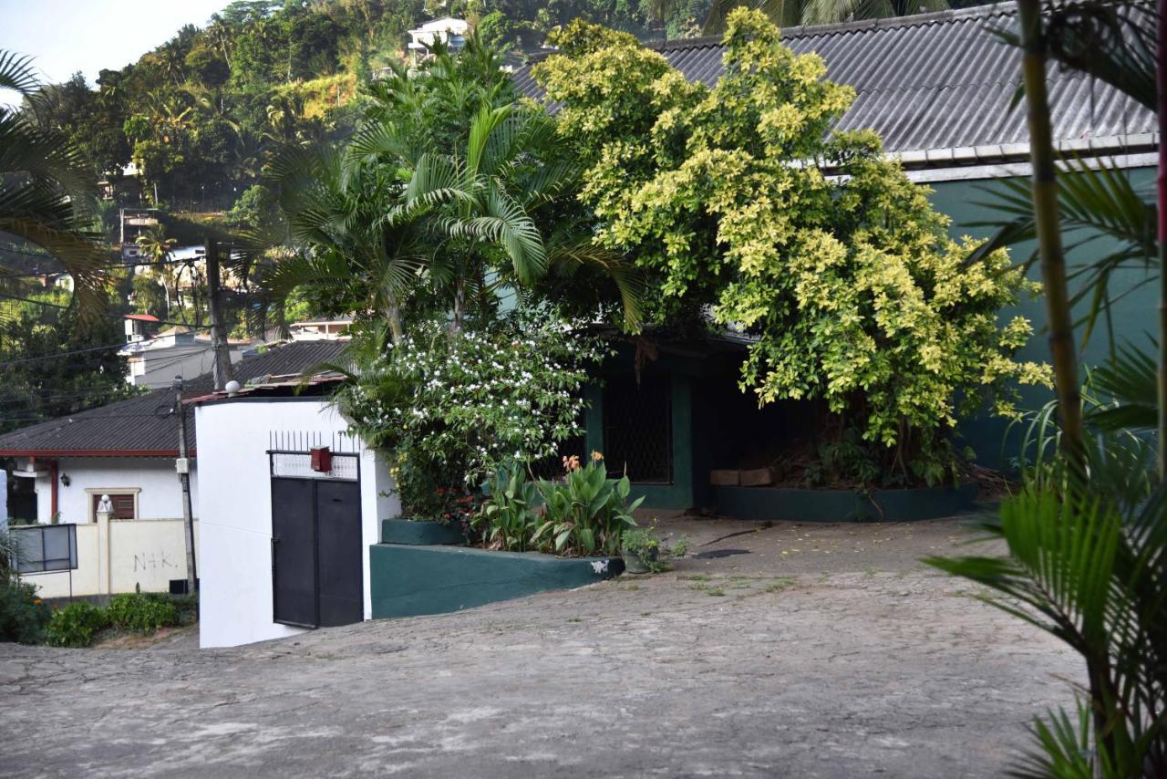 Antique Tourists Lodge Kandy Buitenkant foto