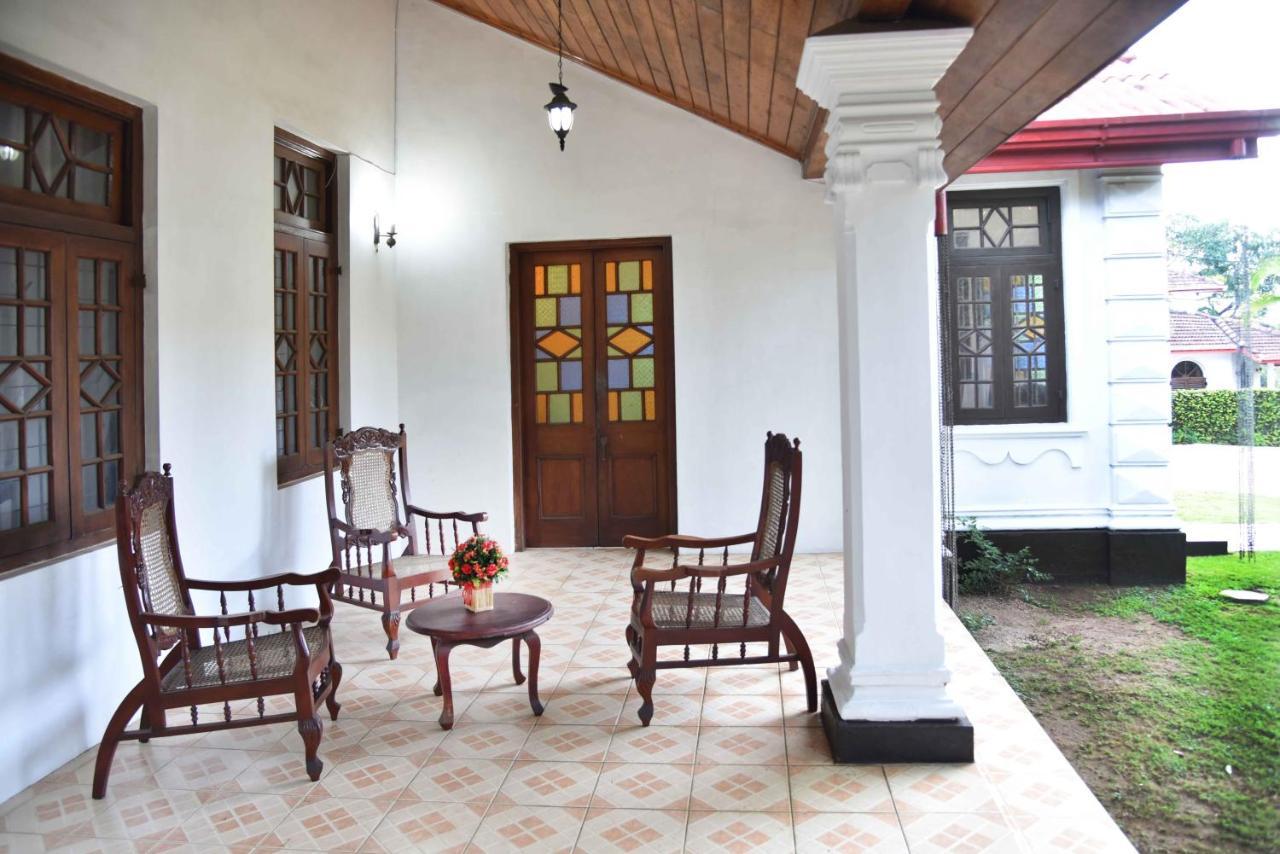 Antique Tourists Lodge Kandy Buitenkant foto