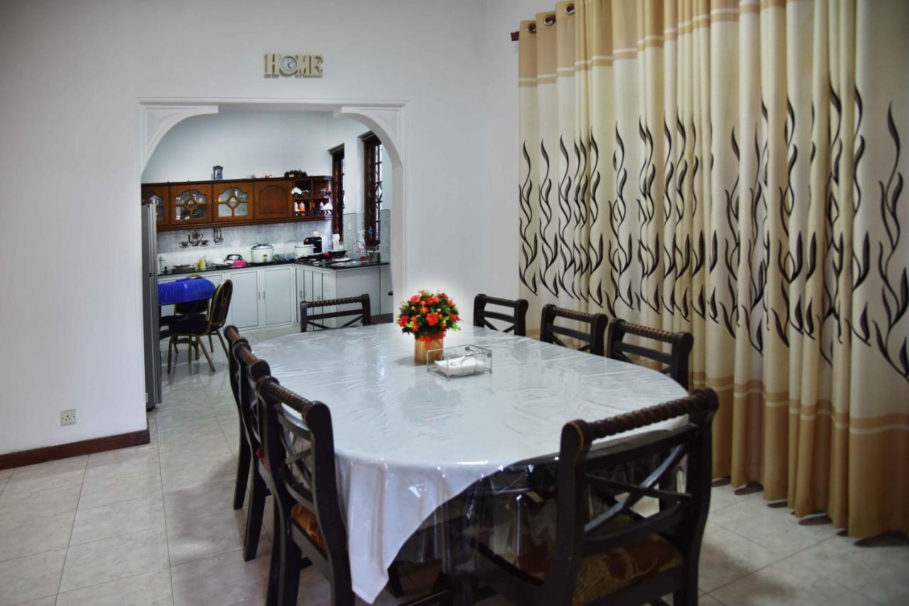 Antique Tourists Lodge Kandy Buitenkant foto