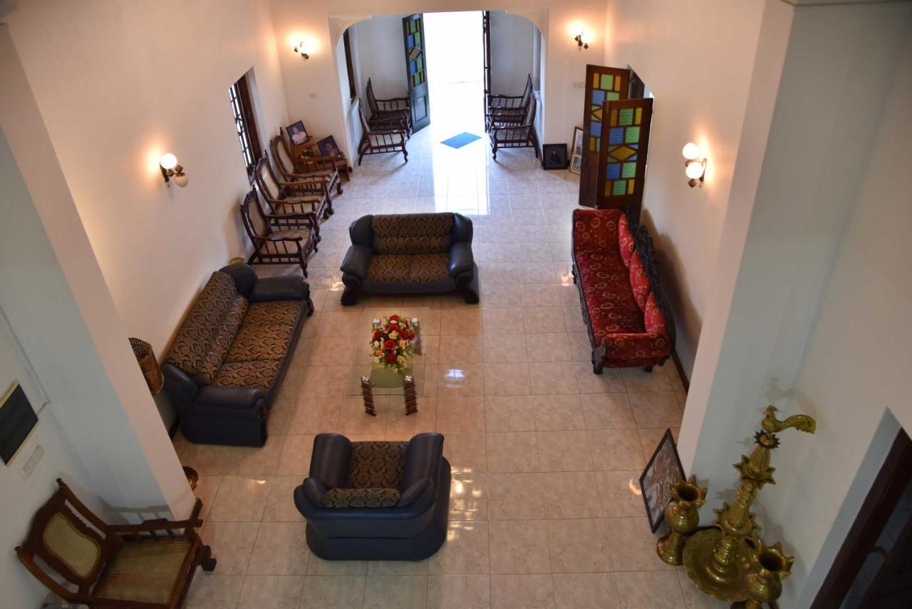 Antique Tourists Lodge Kandy Buitenkant foto
