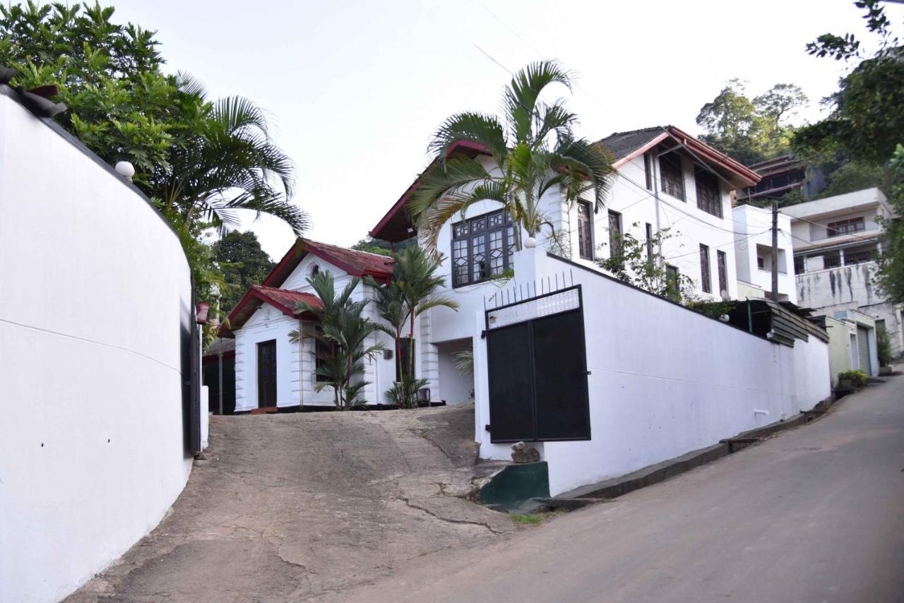 Antique Tourists Lodge Kandy Buitenkant foto